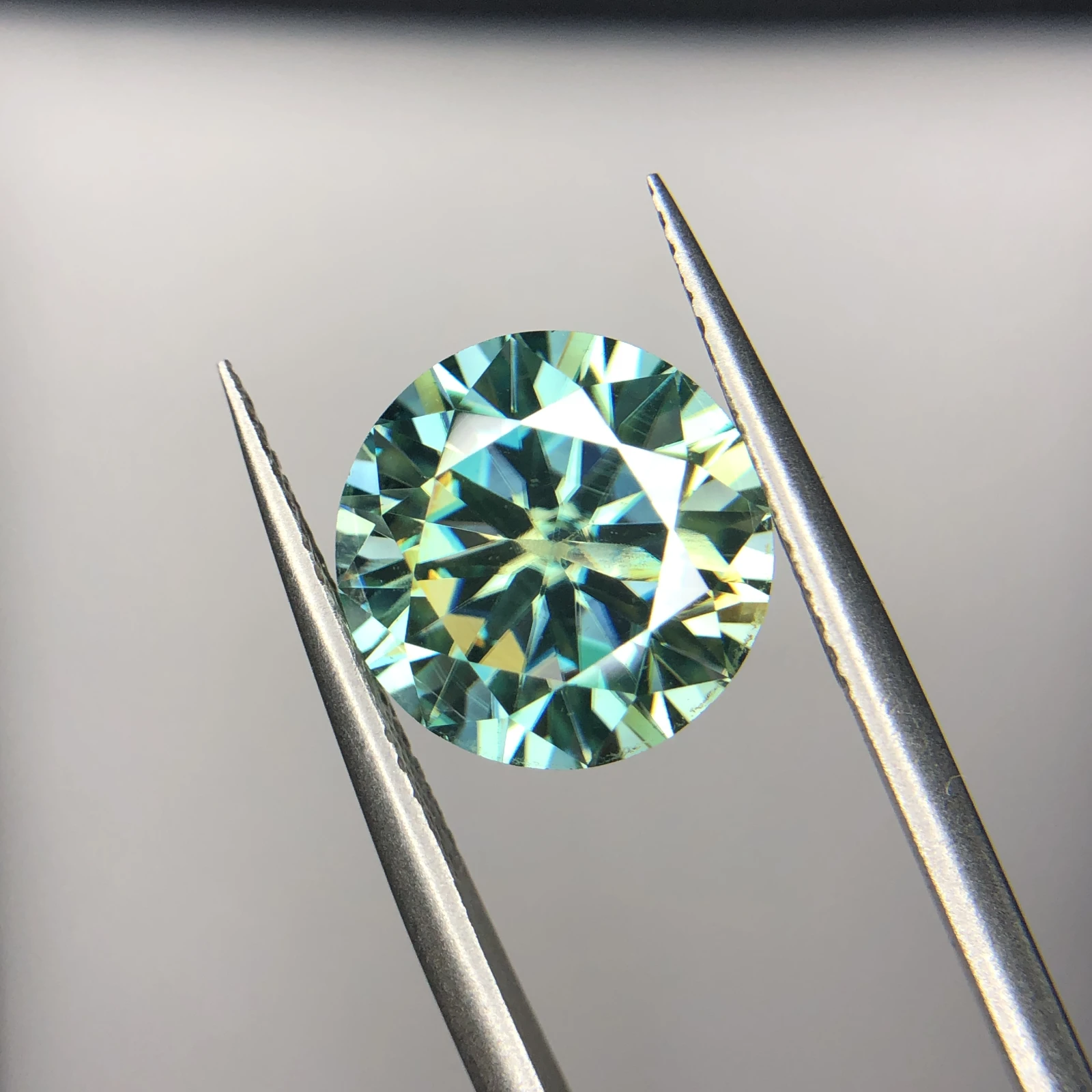 6.30 ct Moissanite Gemstone Round shape Green — view 5