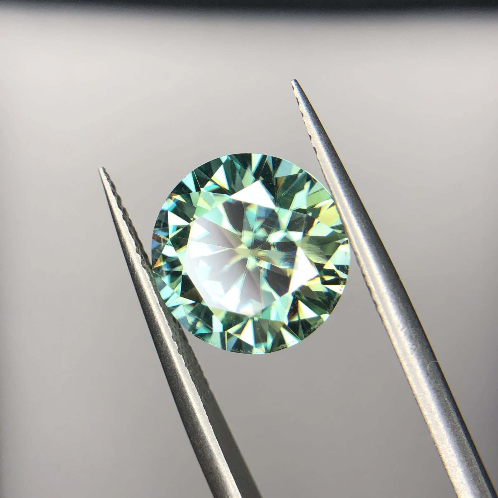 6.30 ct Moissanite Gemstone Round shape Green — view 6