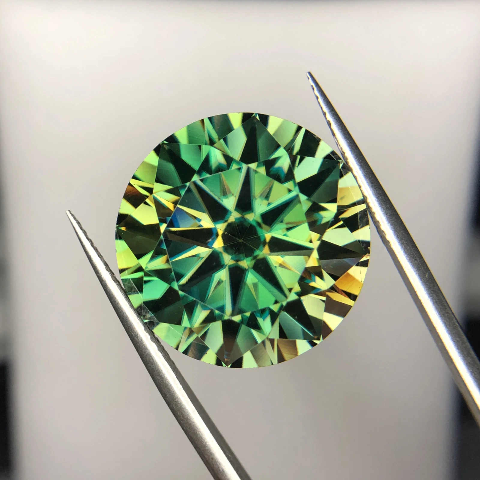 28 ct Moissanite loose gemstone round shape green — view 4