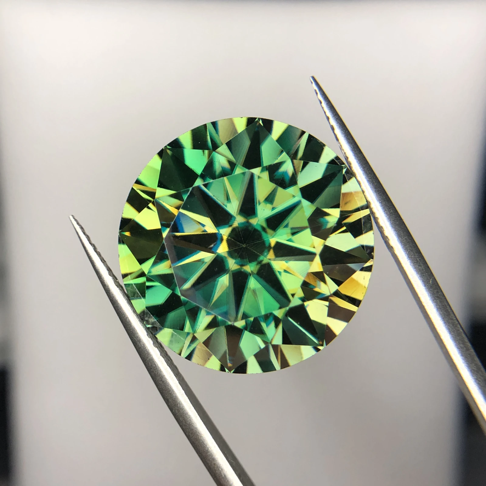28 ct Moissanite loose gemstone round shape green — view 7
