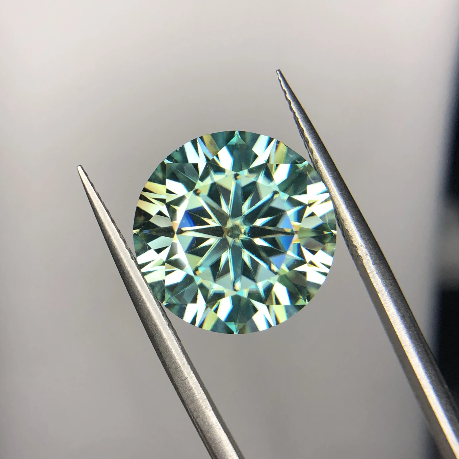 11.50 ct Moissanite loose gemstone Green round shape — view 2