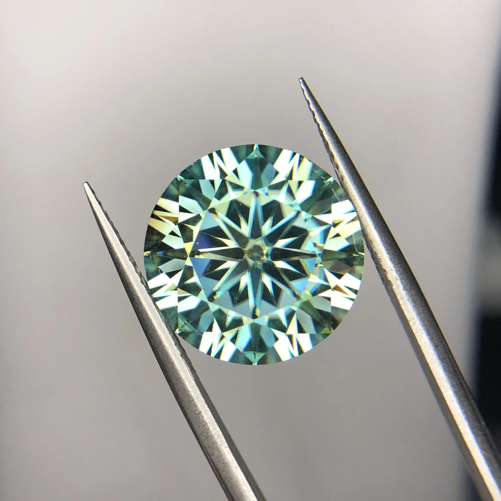 11.50 ct Moissanite loose gemstone Green round shape — view 4