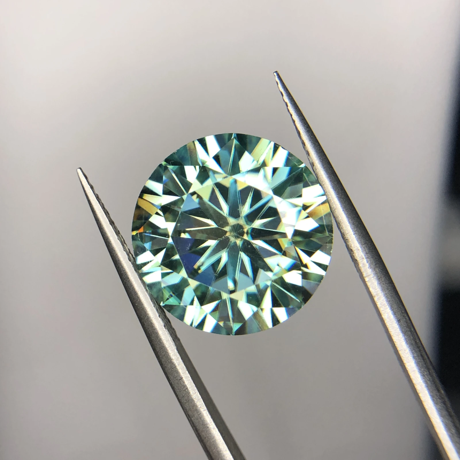 11.50 ct Moissanite loose gemstone Green round shape — view 5