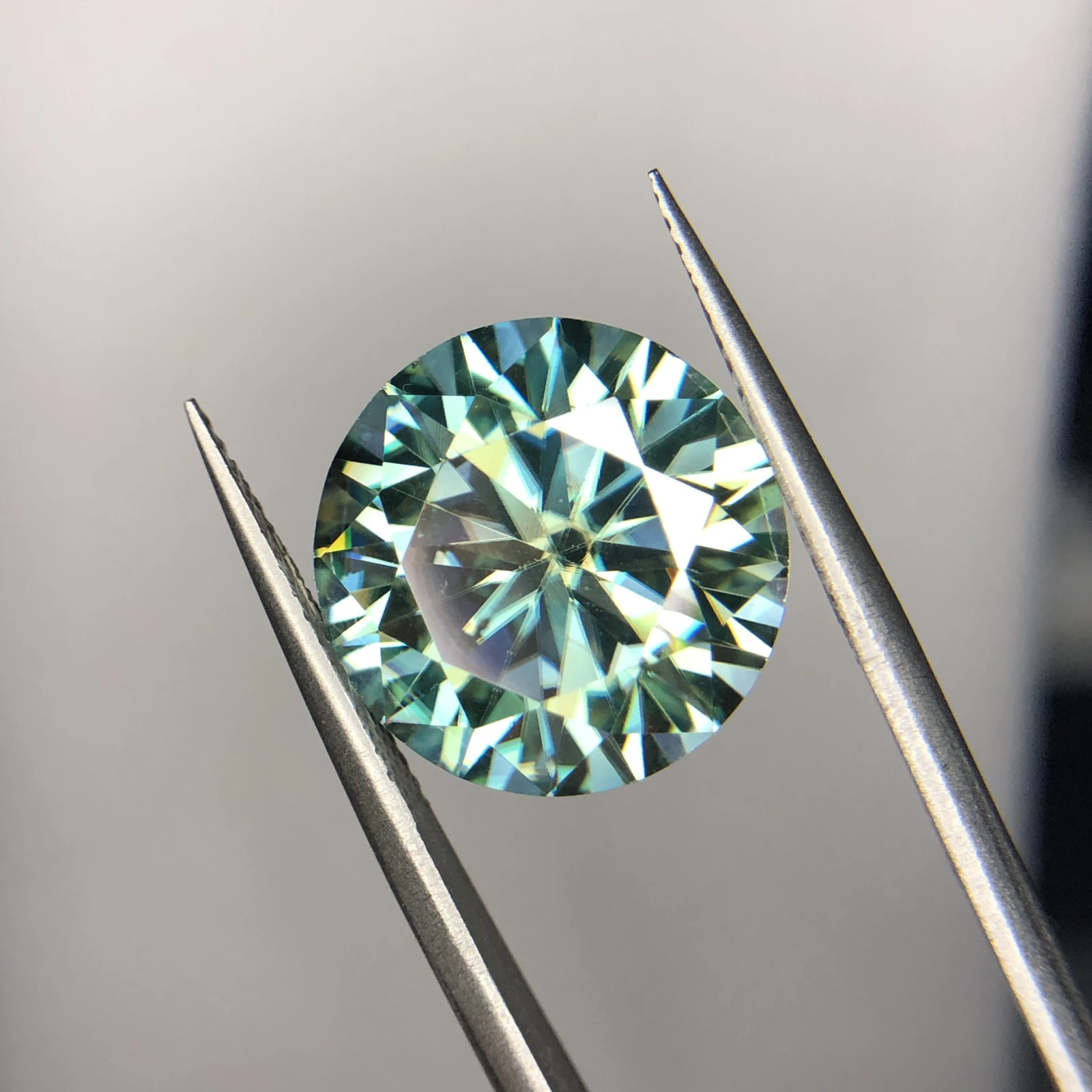 11.50 ct Moissanite loose gemstone Green round shape — view 6
