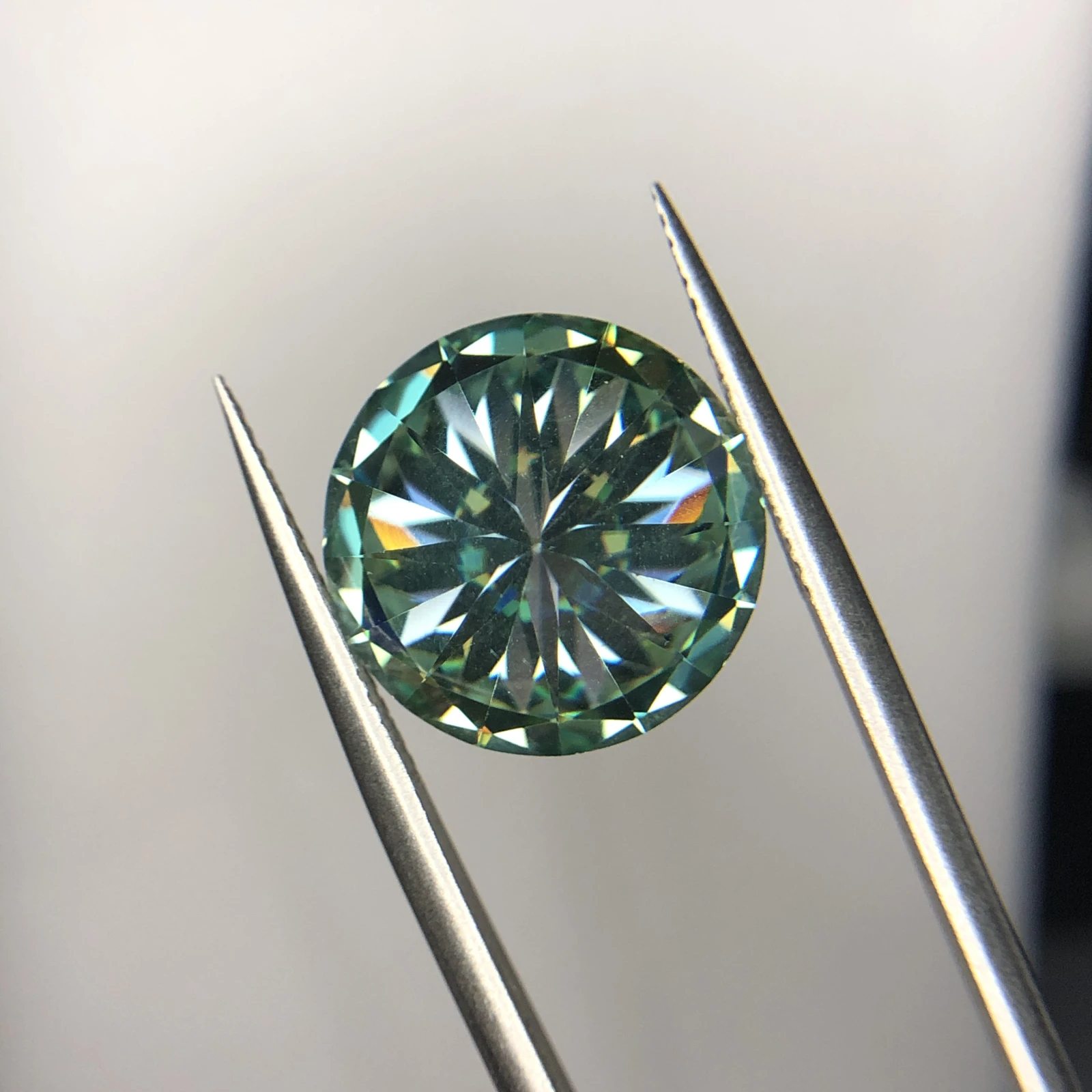 11.50 ct Moissanite loose gemstone Green round shape — view 7