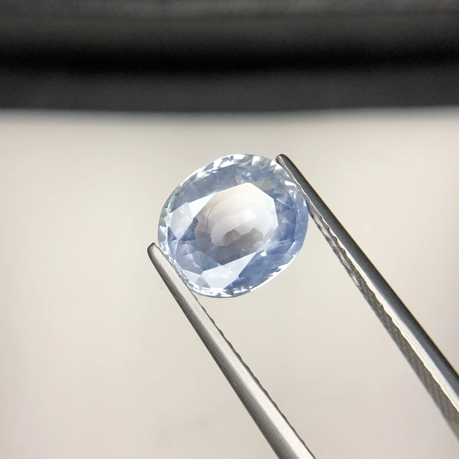 GGI Certified 2.73 CT Natural Light Blue Sapphire Oval Shape Loose Gemstone from Sri Lanka — view 3