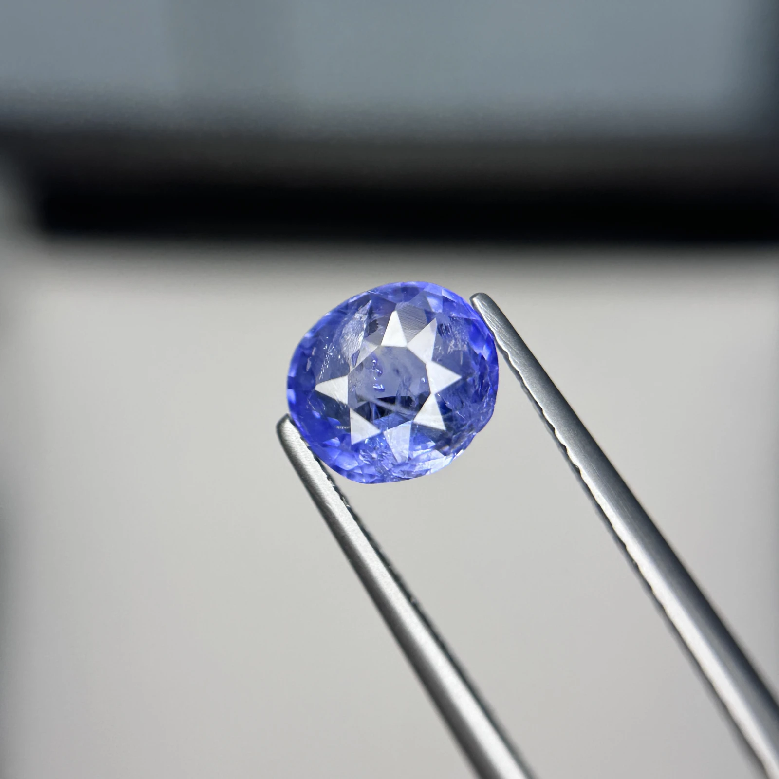 GGI Certified 1.72 CT Natural Blue Sapphire Oval Shape Loose Gemstone from Sri Lanka — view 1