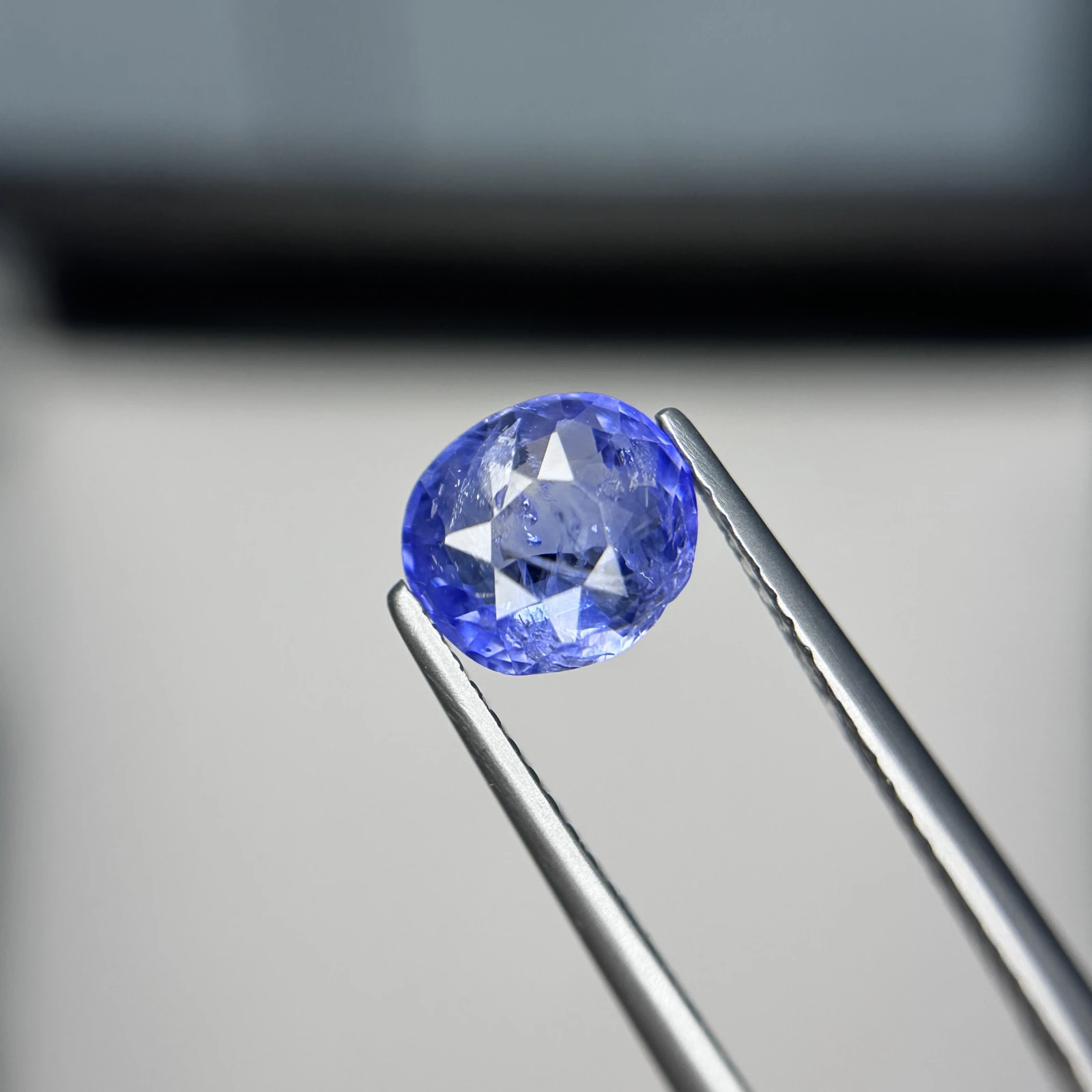 GGI Certified 1.72 CT Natural Blue Sapphire Oval Shape Loose Gemstone from Sri Lanka — view 2