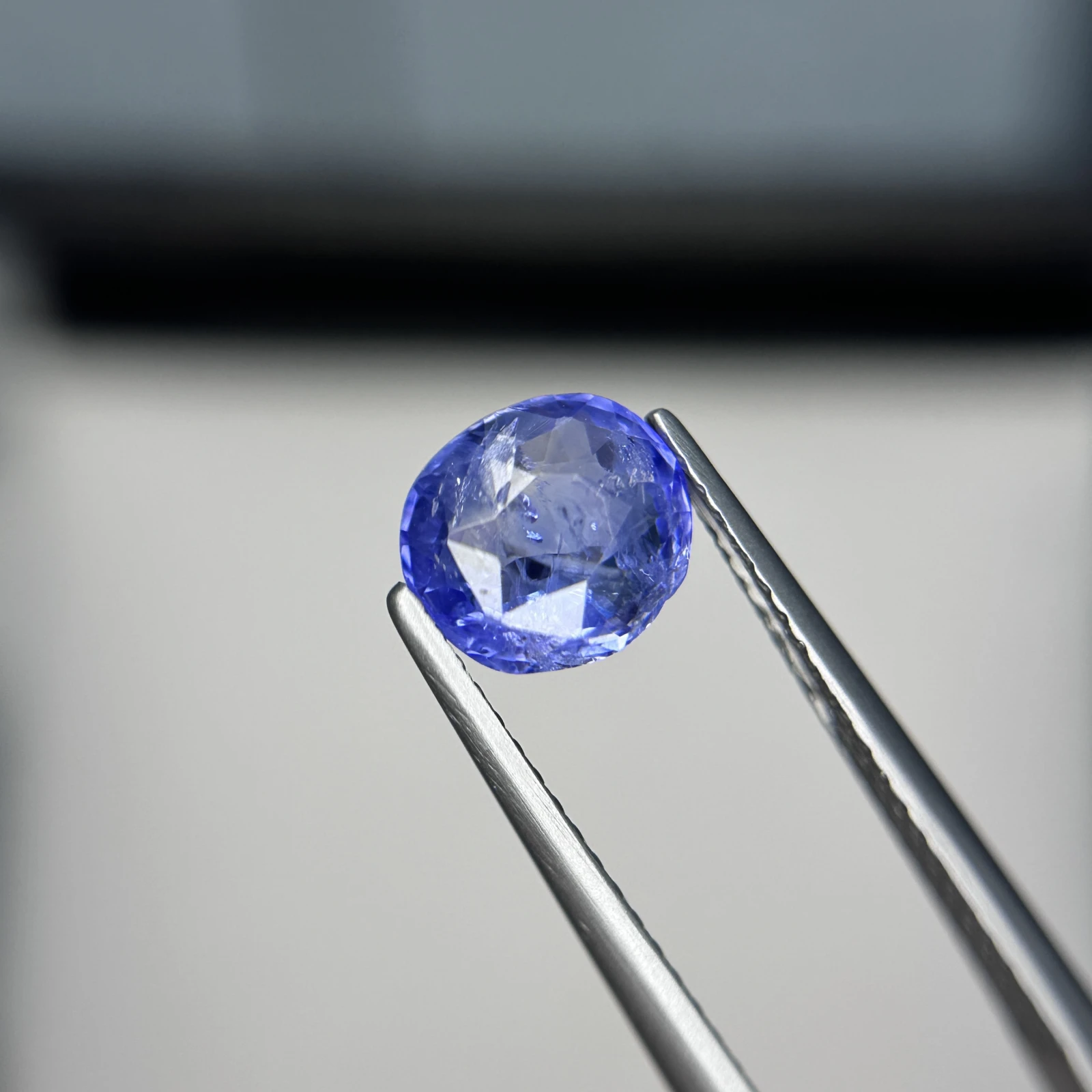 GGI Certified 1.72 CT Natural Blue Sapphire Oval Shape Loose Gemstone from Sri Lanka — view 3