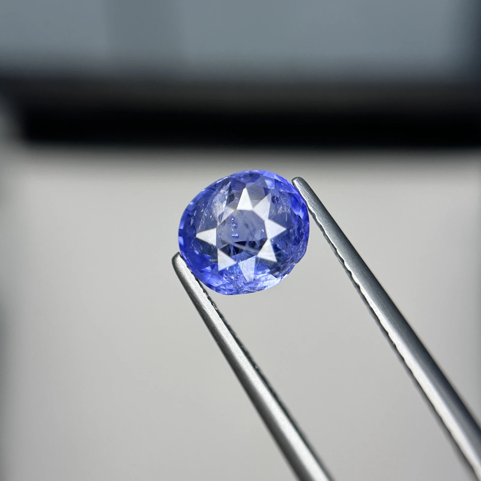 GGI Certified 1.72 CT Natural Blue Sapphire Oval Shape Loose Gemstone from Sri Lanka — view 4