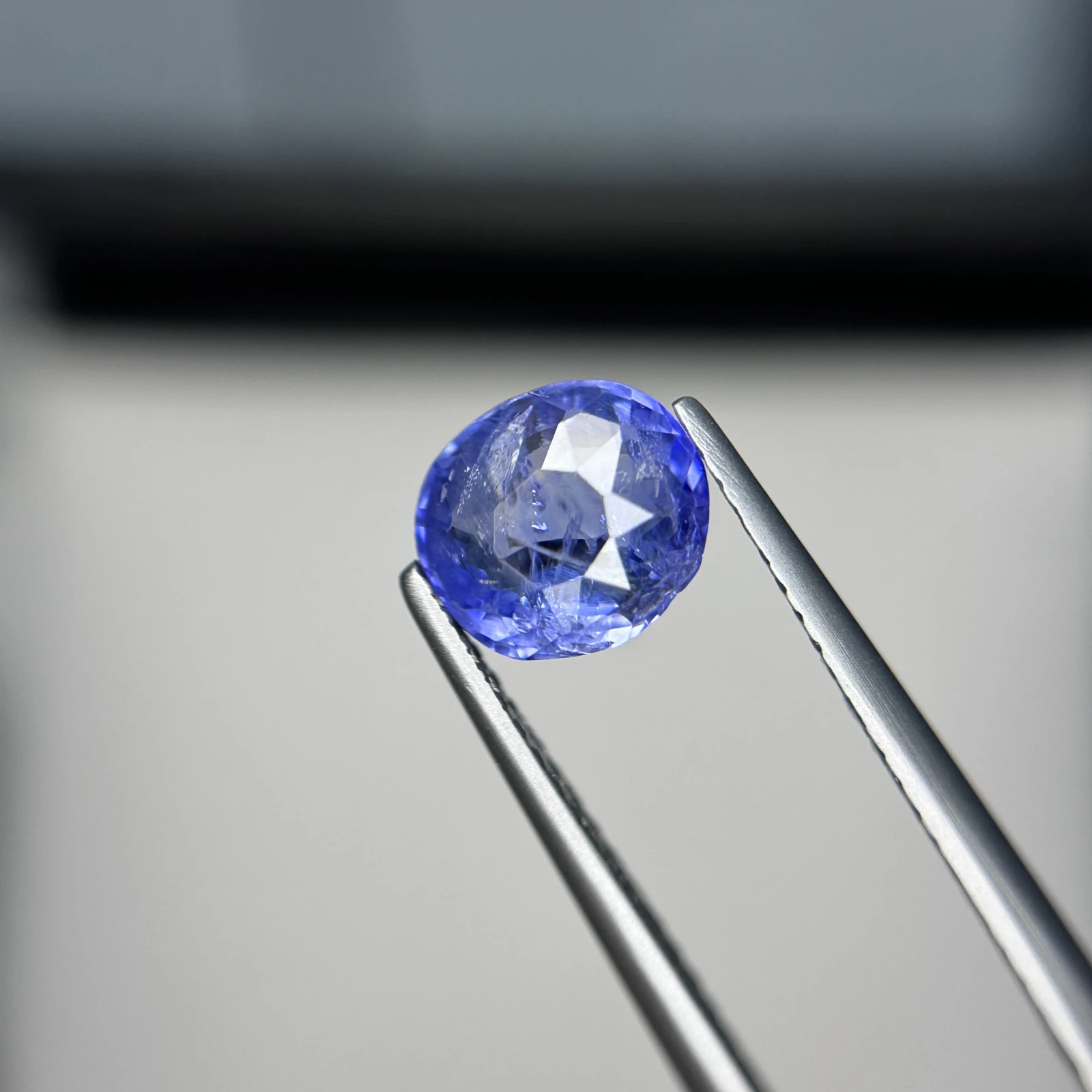 GGI Certified 1.72 CT Natural Blue Sapphire Oval Shape Loose Gemstone from Sri Lanka — view 5