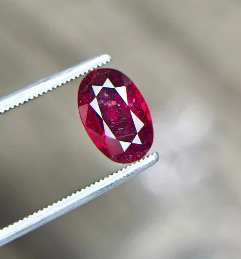 Pigeon blood Ruby 2.88 carat from Mozambique — view 1