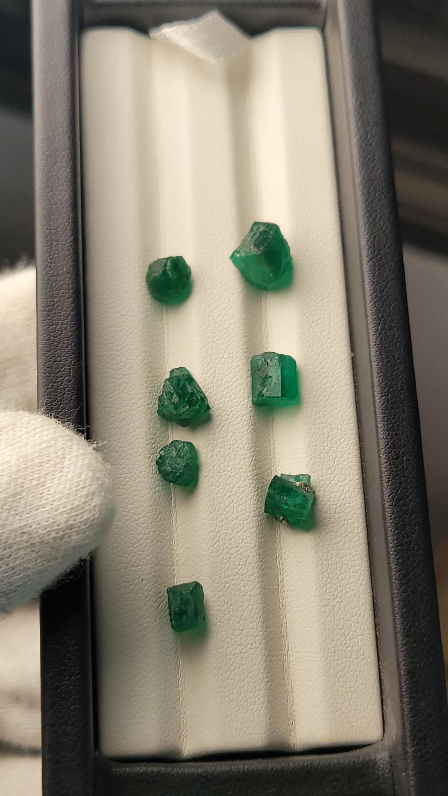 11.45ct Swat Emerald 7 pieces Lot Rough From Pakistan — view 2