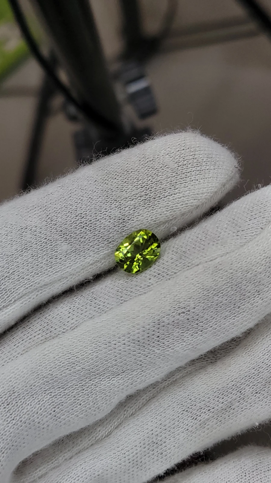 2.3 carats Peridot oval cut from Pakistan — view 1
