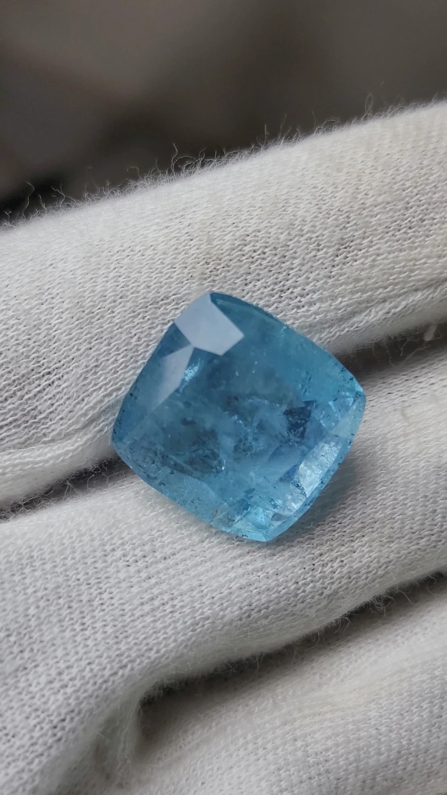 22.7 carats Aquamarine Cushion cut From Pakistan — view 2
