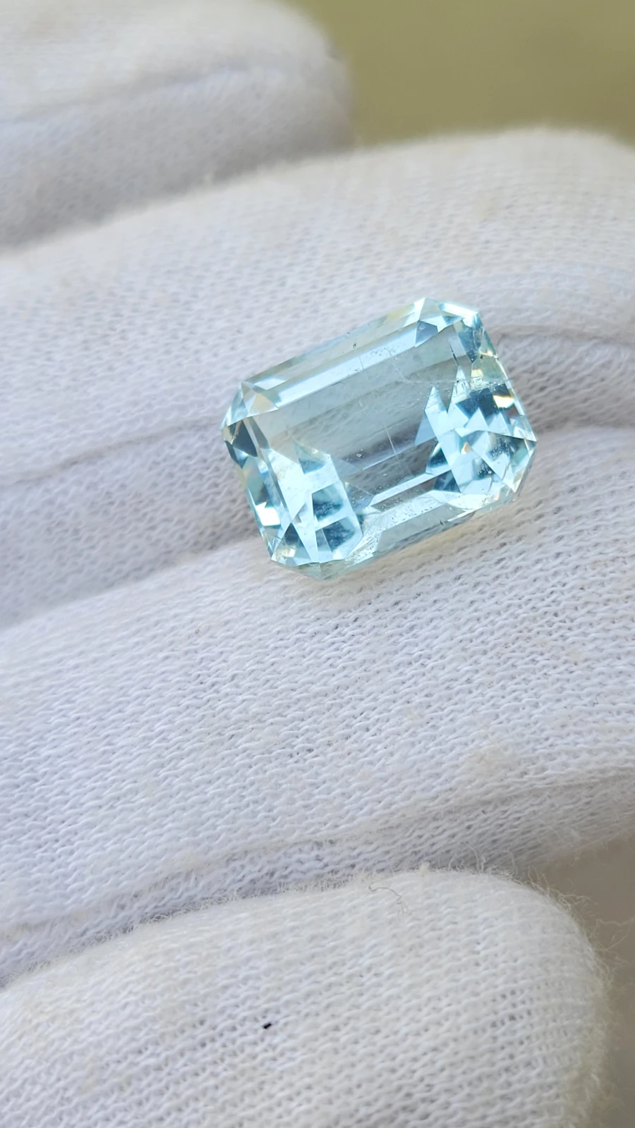 10.55 carats Aquamarine Emerald Cut From Pakistan — view 2