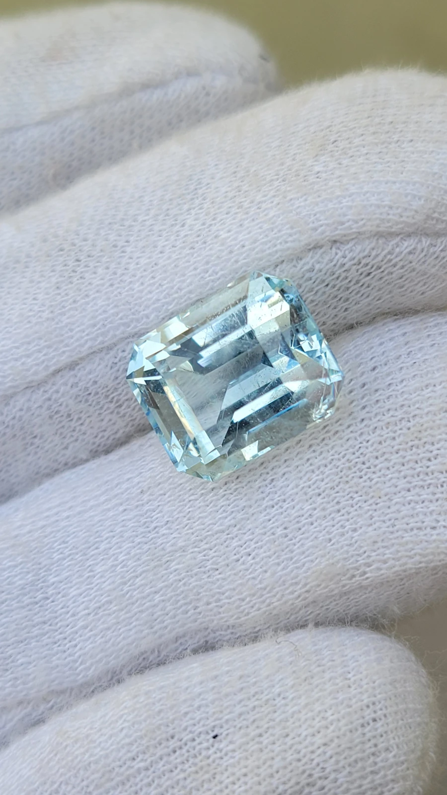 10.55 carats Aquamarine Emerald Cut From Pakistan — view 3