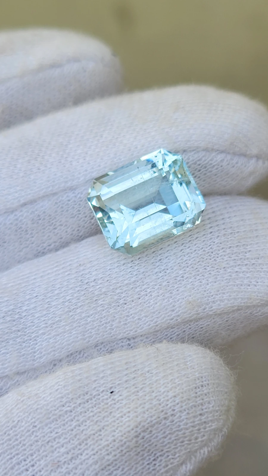10.55 carats Aquamarine Emerald Cut From Pakistan — view 4