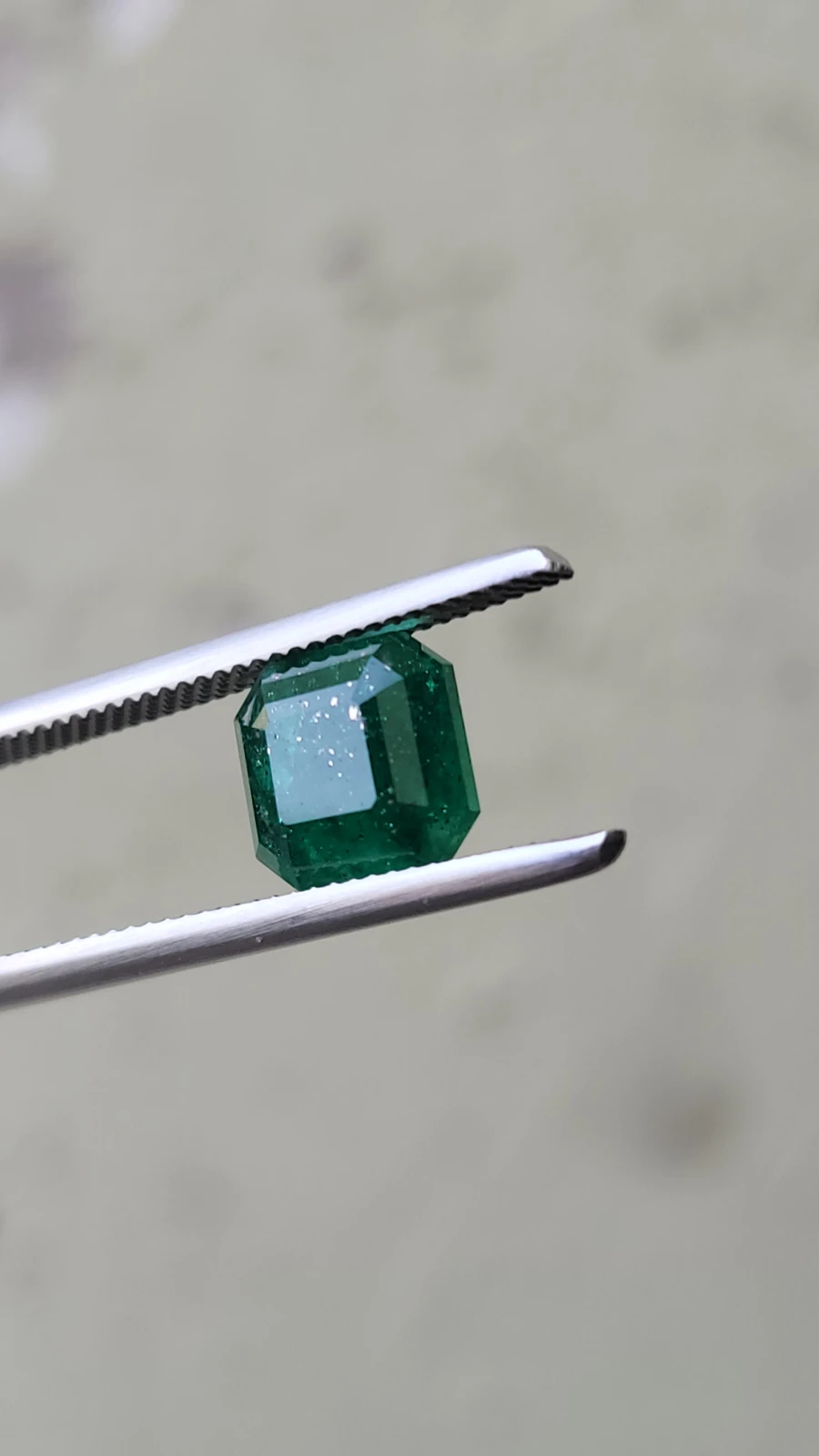 5.55 carats Swat Emerald Emerald cut From Pakistan — view 1