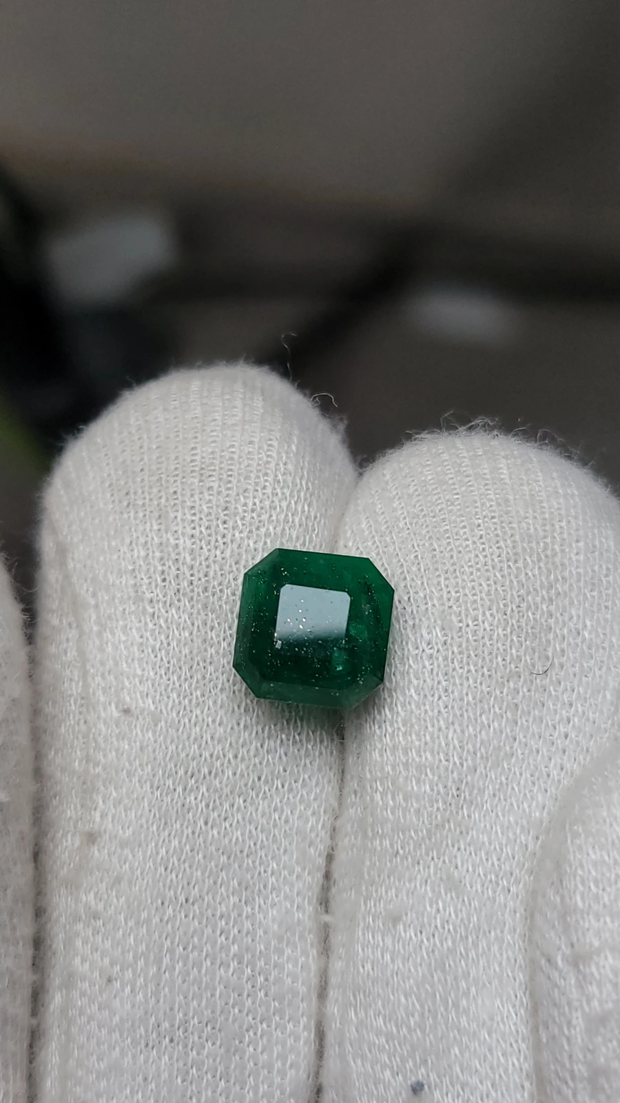 5.55 carats Swat Emerald Emerald cut From Pakistan — view 2