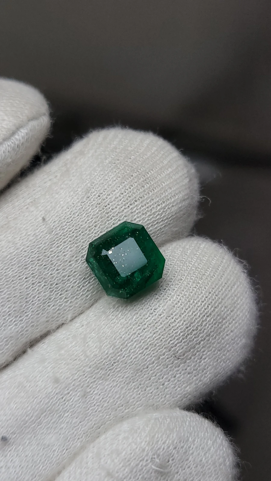 5.55 carats Swat Emerald Emerald cut From Pakistan — view 3