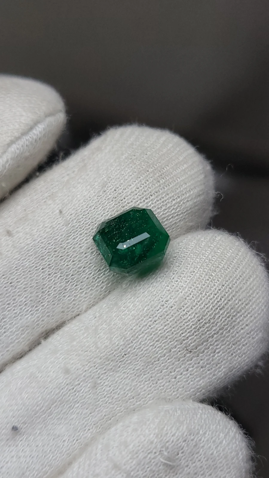 5.55 carats Swat Emerald Emerald cut From Pakistan — view 4