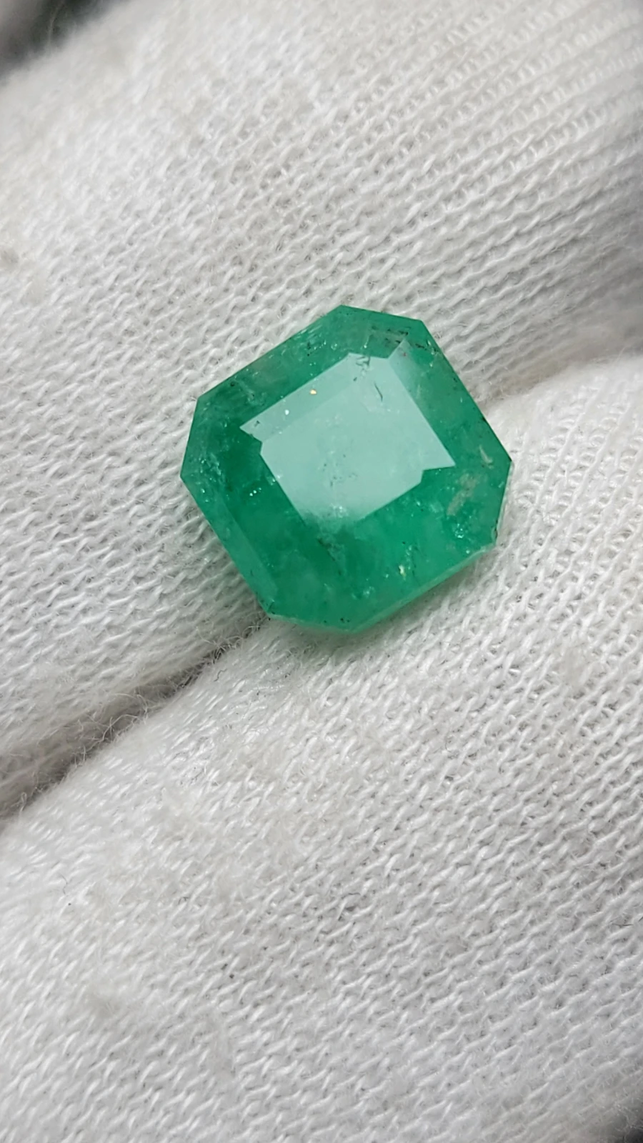 3.35 carats Emerald Emerald cut From Pakistan — view 2