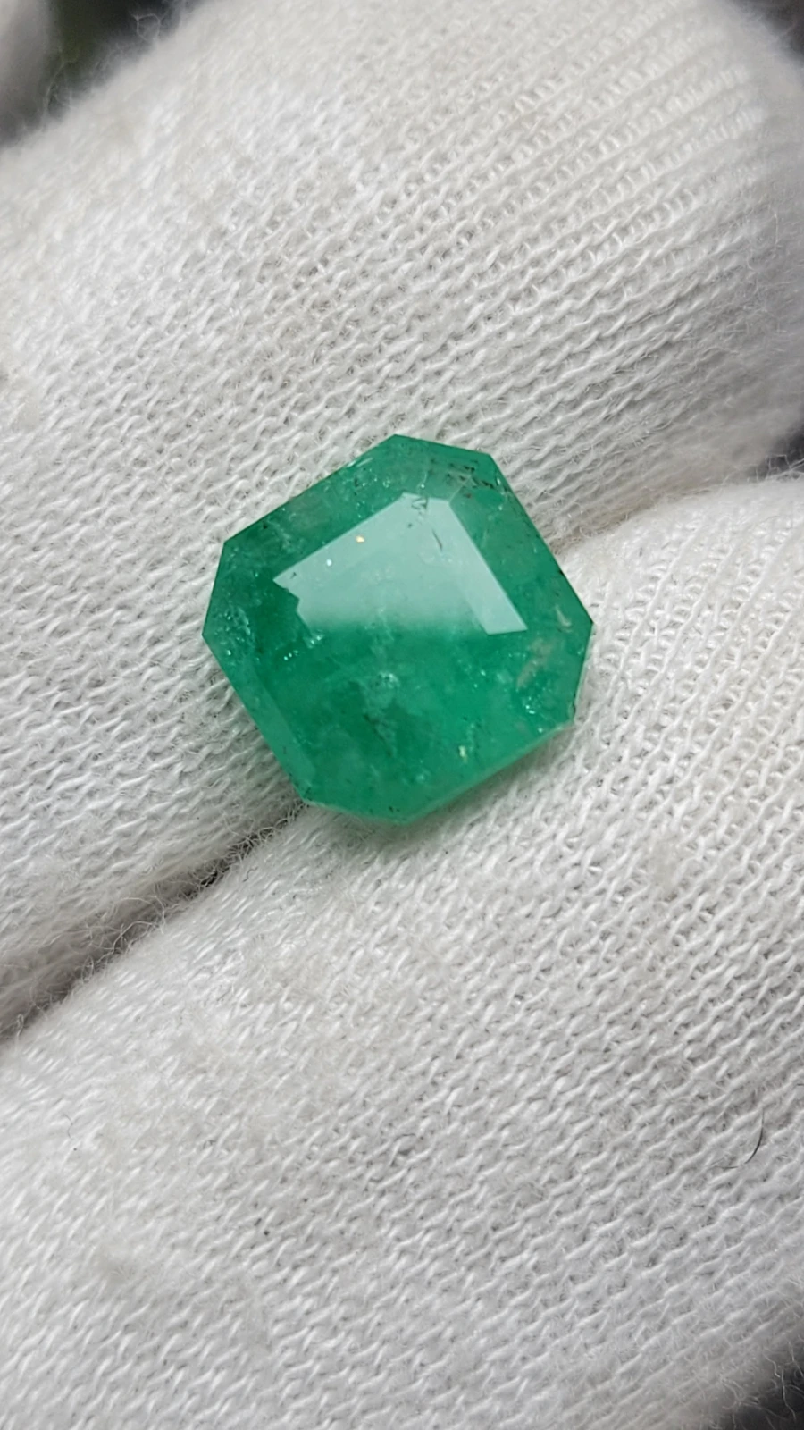 3.35 carats Emerald Emerald cut From Pakistan — view 3