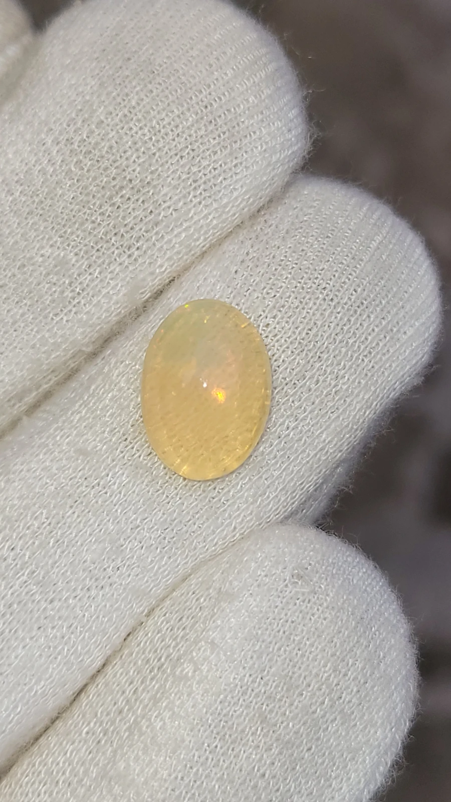 3.25 carats White opal Cabochon From Ethiopia — view 2