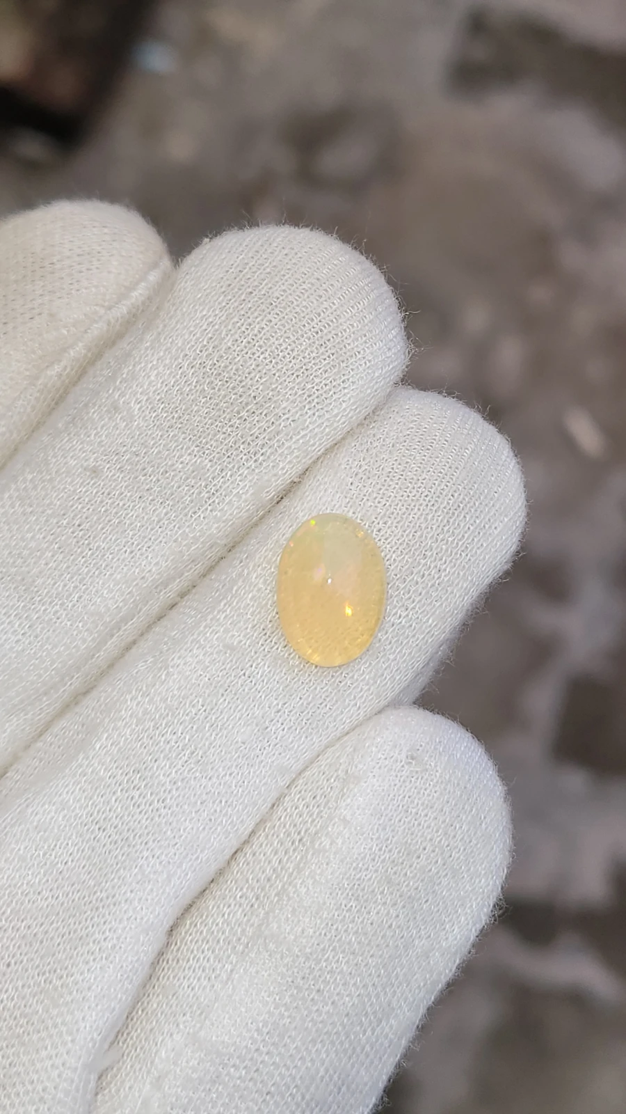 3.25 carats White opal Cabochon From Ethiopia — view 3