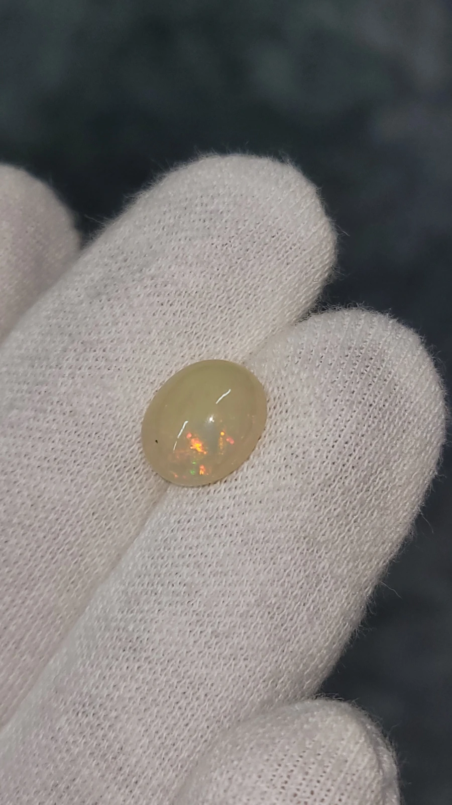 3.15 carats White opal Cabochon From Ethiopia — view 3