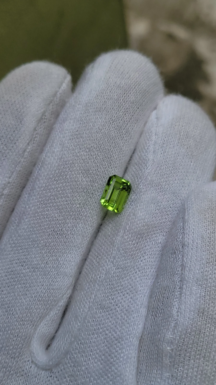 2.25 Carats Peridot Emerald cut From Pakistan — view 1