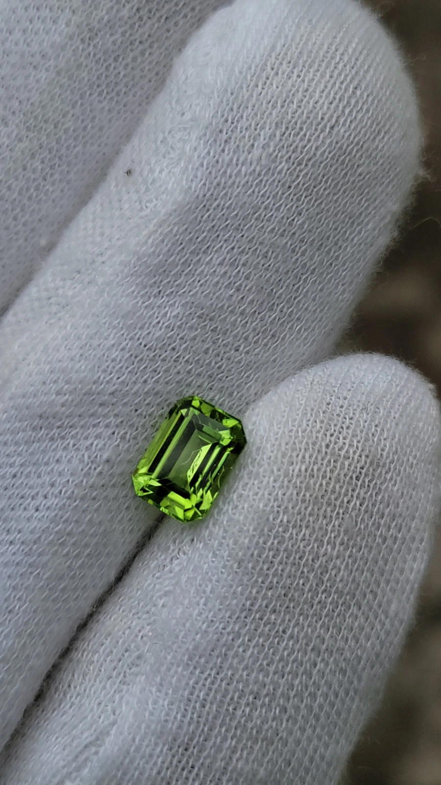 2.25 Carats Peridot Emerald cut From Pakistan — view 2
