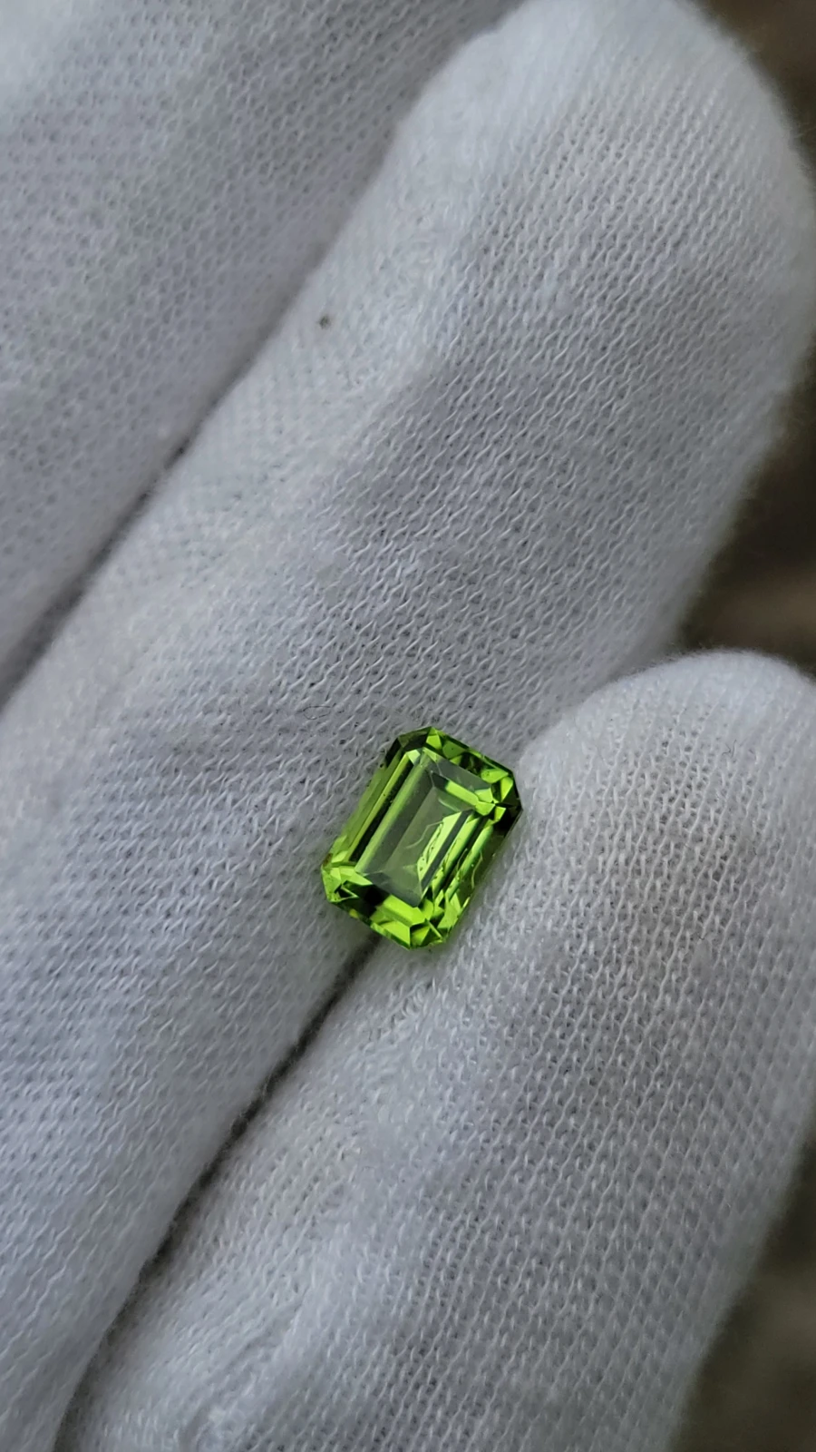 2.25 Carats Peridot Emerald cut From Pakistan — view 3