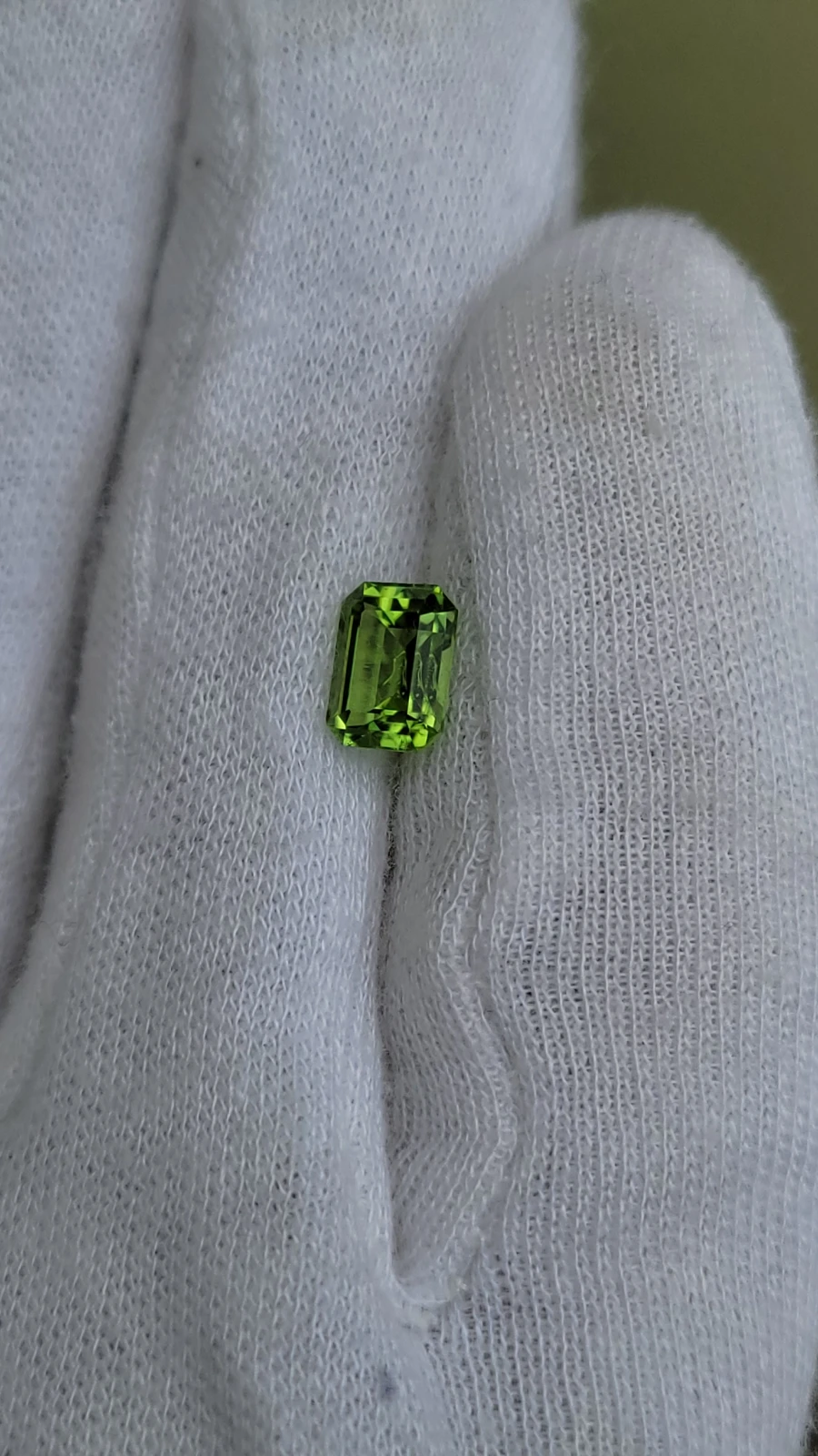 2.25 Carats Peridot Emerald cut From Pakistan — view 4