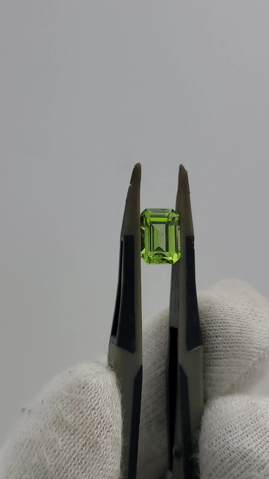 2.25 Carats Peridot Emerald cut From Pakistan — view 5