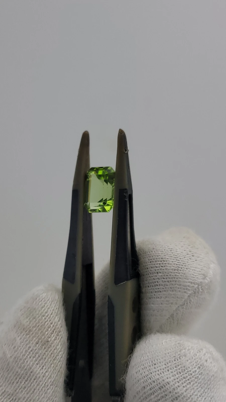 2.25 Carats Peridot Emerald cut From Pakistan — view 6
