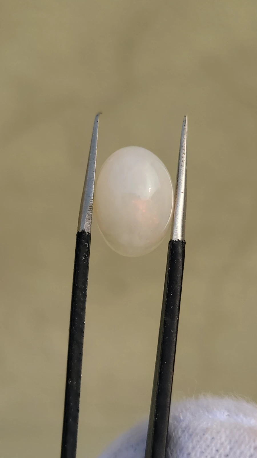 2.55ct White opal Cabochon From Ethiopia — view 3