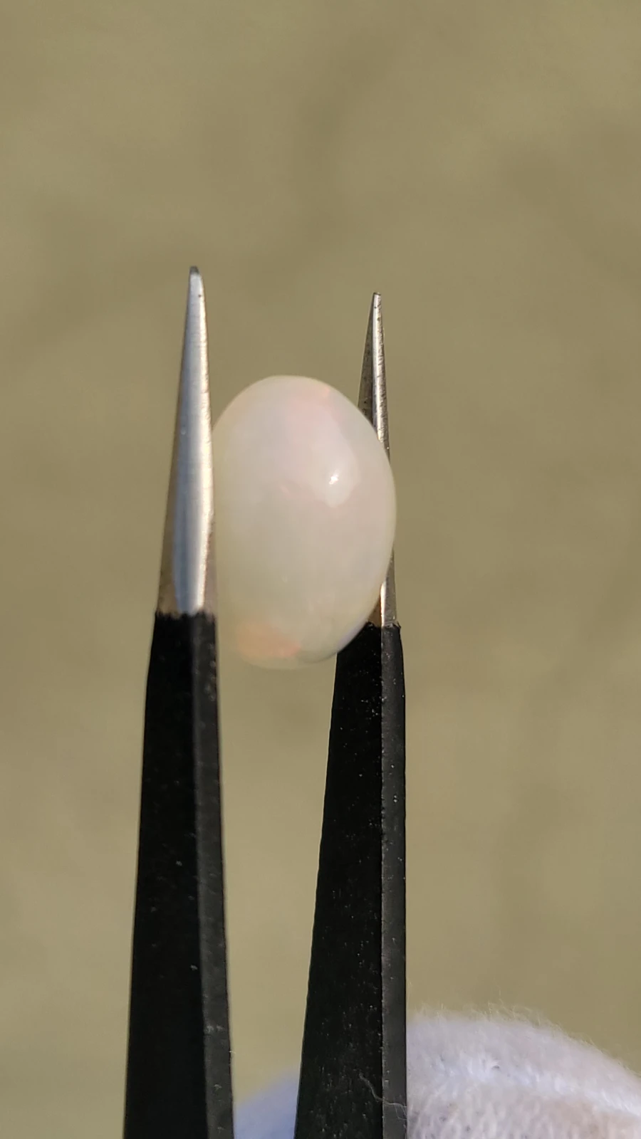 2.55ct White opal Cabochon From Ethiopia — view 4