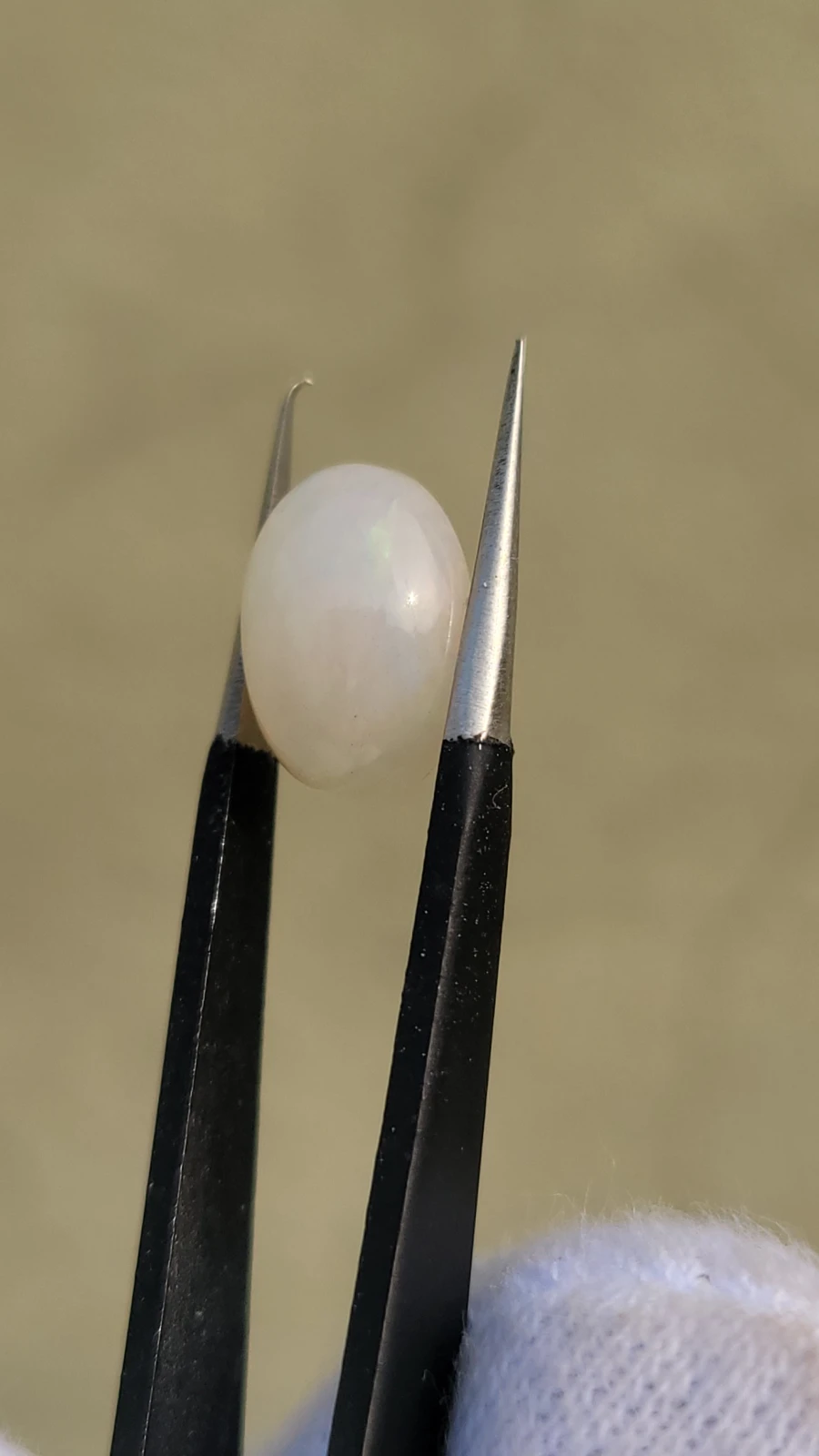 2.55ct White opal Cabochon From Ethiopia — view 5